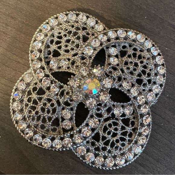 Flower Pin - Picture 2 of 3